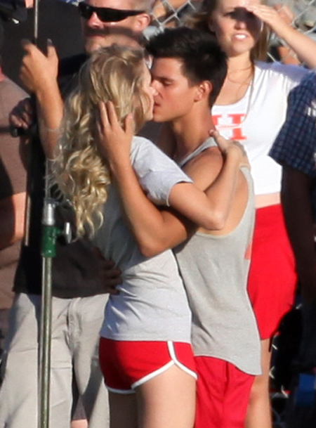 kissing wallpapers. taylor swift kissing in public